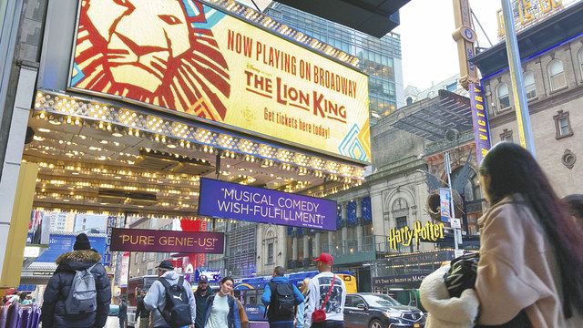 ３月３１日、米ニューヨークの劇場街ブロードウェー。コロナ禍での本格再開から半年が過ぎ、客足も戻ってきている
