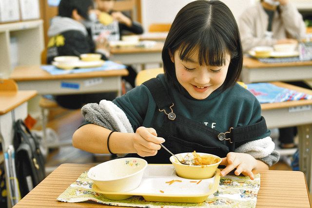 勝浦市内の子どもたちに提供されたサザエカレー給食＝市立勝浦小学校で（市提供）
