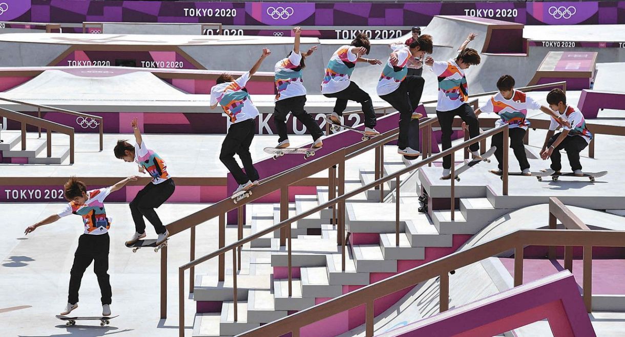 東京五輪の男子ストリート決勝で、金メダルを獲得した堀米雄斗演技（連続合成写真＝右から左へ） ＝2021年7月25日、有明アーバンスポーツパークで