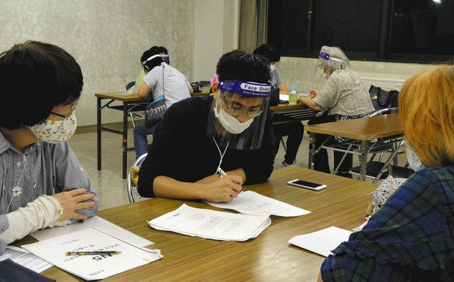 マスクやフェースシールドを身に着けて勉強する学習者とスタッフ＝千葉市美浜区の高洲コミュニティセンターで
