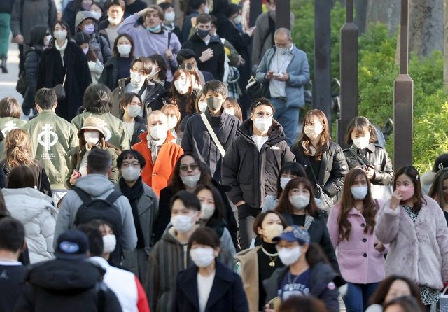 東京都渋谷区の表参道を歩く人たち。多くの人がマスクを着用していた＝20日、佐藤哲紀撮影