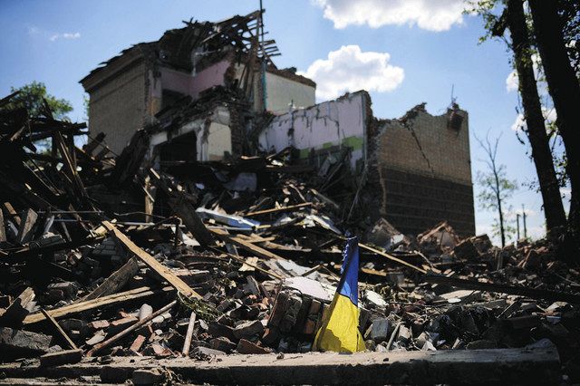 ロシア軍の爆撃で破壊された学校＝24日、ウクライナ・ドネツク州セベロドネツクで（AP）