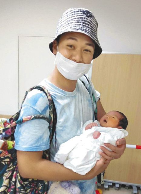 誕生から５日後、退院時に初めて息子を抱くことができた高橋さんの夫＝高橋宏美さん提供