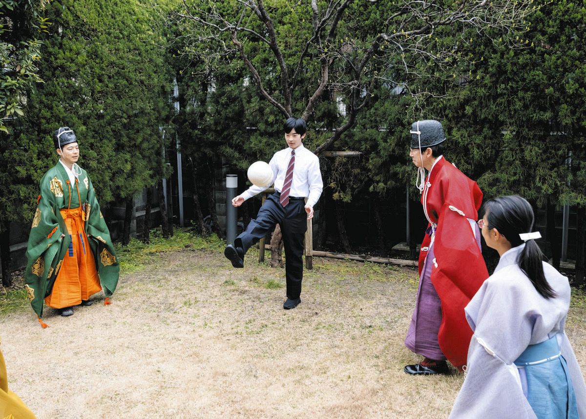 悠仁さまが雅楽と蹴鞠を体験…「アリ」「ヤア」「オウ」独特なかけ声も