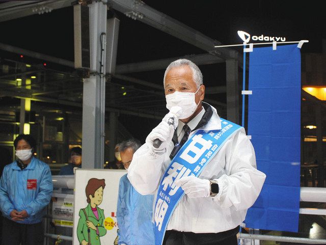 選挙戦終盤、地元で街頭演説する甘利明さん＝１０月２９日、神奈川県海老名市の海老名駅前で