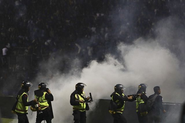 1日の夜、警察は催涙ガスを使用して、インドネシアの東ジャワ州マランにあるサッカー スタジアムを落ち着かせた (AP)