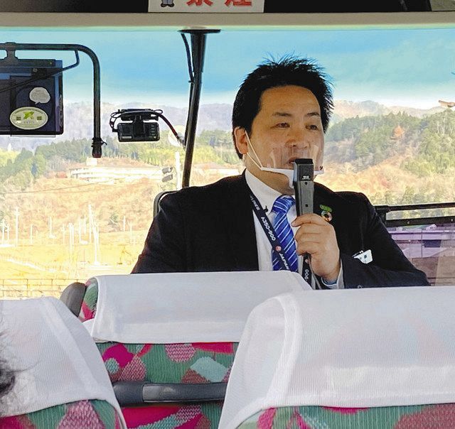 南三陸ホテル観洋の語り部バスで当時の教訓を伝える伊藤俊さん＝宮城県南三陸町で