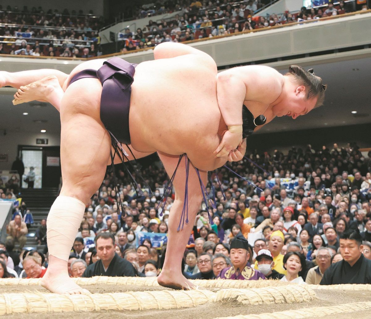 安青錦「これしかない」 土俵際で起死回生の首投げで連勝 初場所2日目 