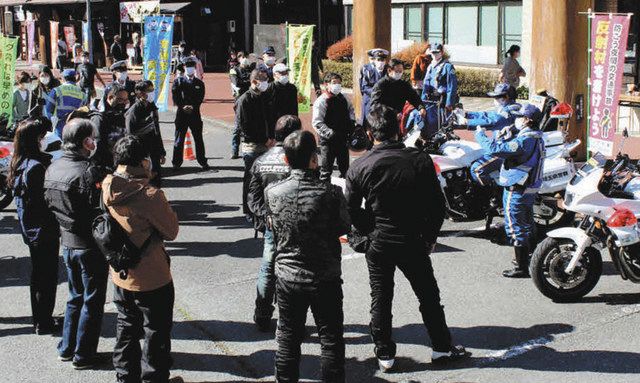 二輪車ライダーに安全運転を呼び掛けたキャンペーン活動＝秩父市の道の駅大滝温泉駐車場で 