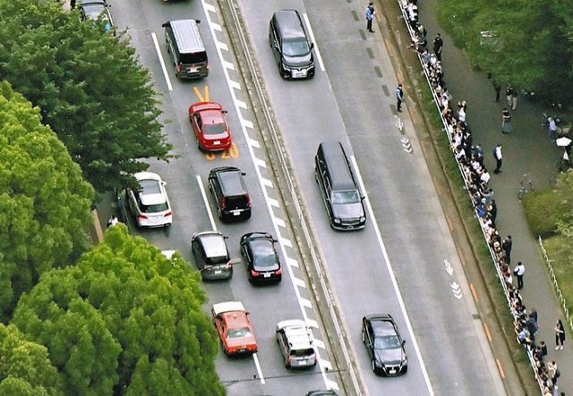 １２日、葬儀を終え増上寺を出た安倍晋三元首相のひつぎを乗せた車列（右列）＝東京都港区で、本社ヘリ「あさづる」から