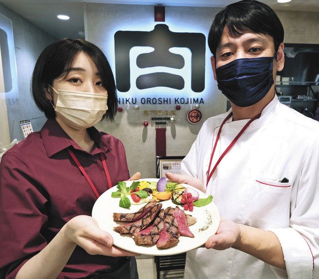 「肉卸小島　グランスタ東京店」の石井大輔シェフ（右）と大黒晴加さん