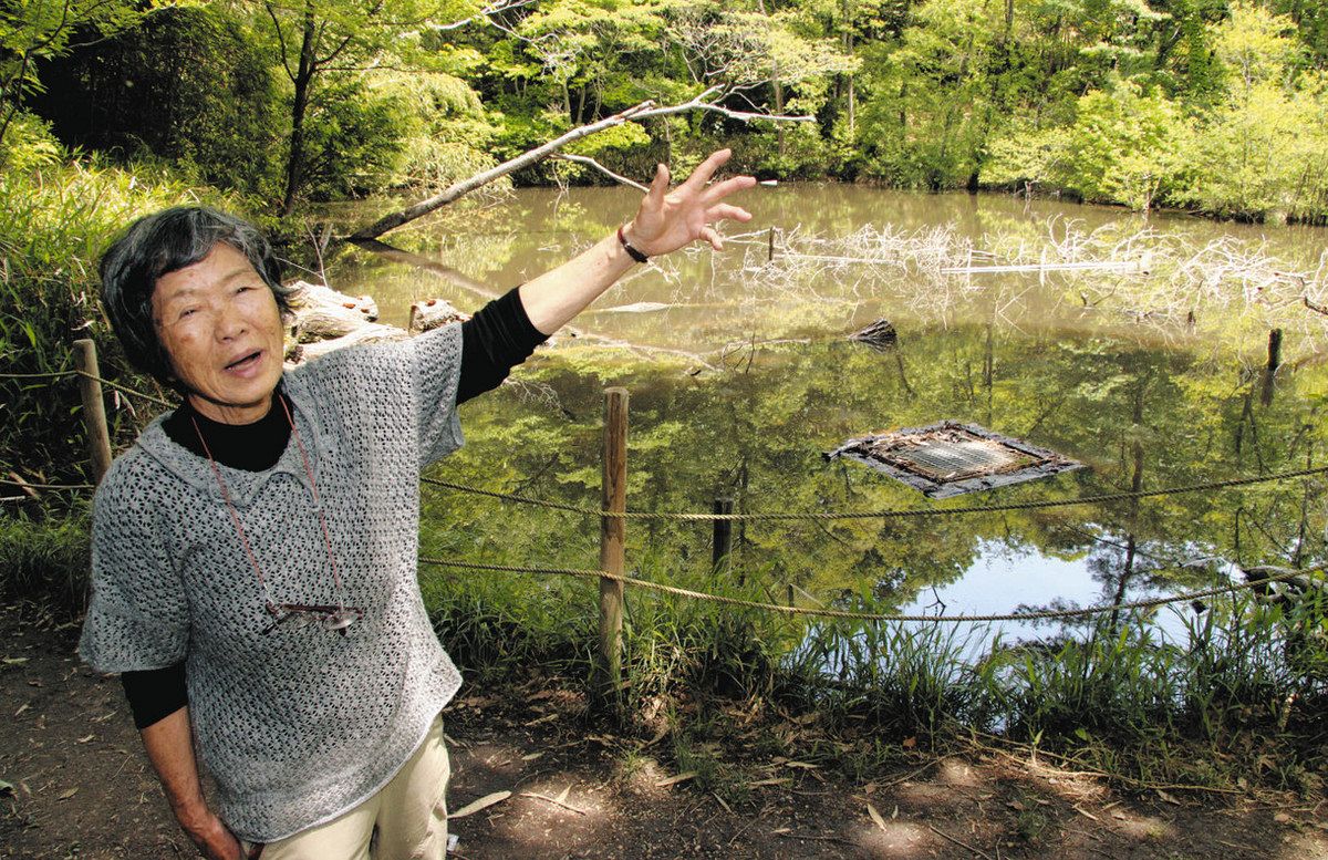 「なごや東山の森」で湿地の大切さについて語る滝川正子さん＝名古屋市東部で