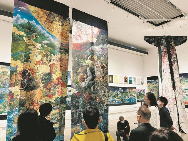 ﻿「妖怪絵図　陽／陰」（2012年）（左）などの作品を展示した会場＝いずれも埼玉県東松山市の原爆の図丸木美術館で
