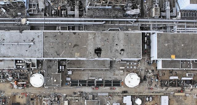 水素爆発の影響で3号機タービン建屋の屋根には大きな穴が開いた（上空から無人航空機で2011年3月20日撮影）