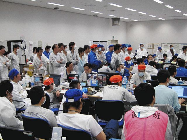 緊急対策室に集まる事故収束にあたる東電社員や作業員たち（2011年）