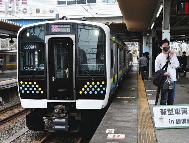 房総の海などをイメージして配色したＪＲ東日本千葉支社の新型車両「Ｅ１３１系」。内房・外房線などでワンマン運転を行う＝勝浦市のＪＲ勝浦駅で 