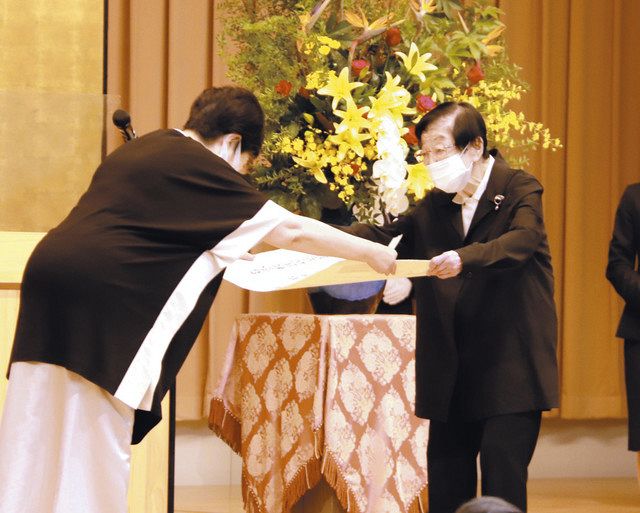 小池百合子知事（左）から名誉都民称号記を受け取る石井ふく子さん＝都庁で