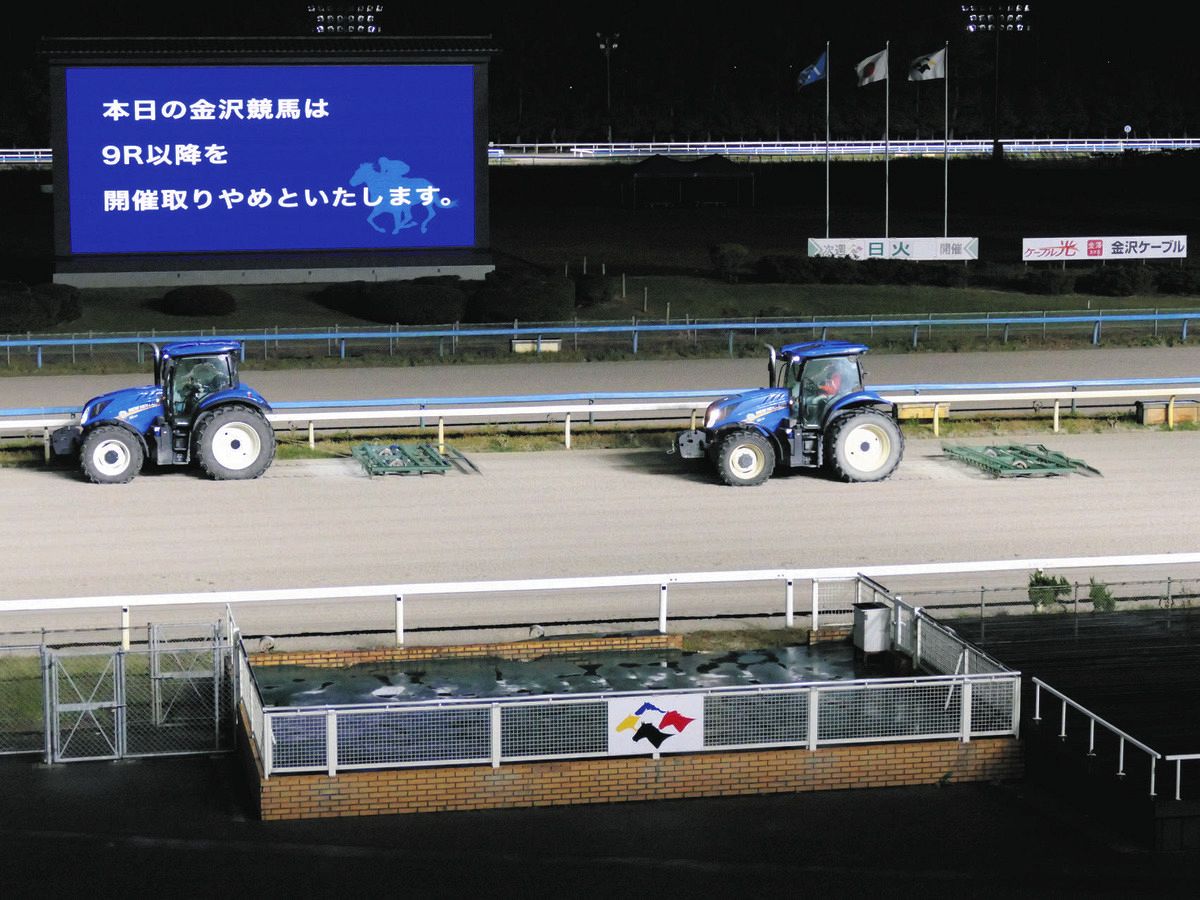 Lights go out during a horse race, leaving the race pitch black; two people are transported after falling from a horse, one horse is euthanized; subsequent races are canceled Kanazawa Racecourse: Tokyo Shimbun TOKYO Web