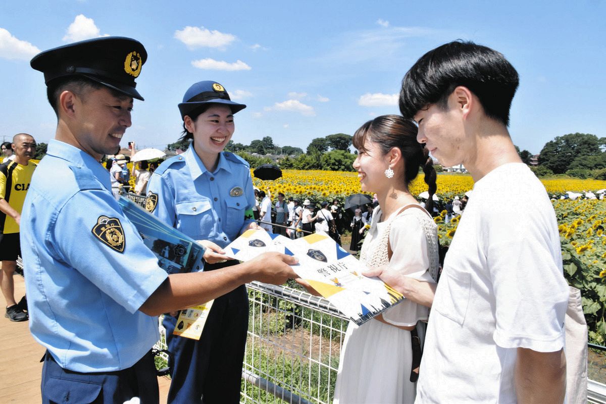 「清瀬ひまわりフェスティバル」で学生を勧誘する東村山署員＝清瀬市で