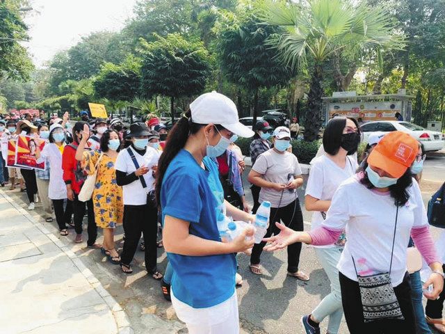 デモ参加者に水などを配って支援するモウさんらの活動の様子＝ミャンマー・ヤンゴンで（いずれもモウ・ミンウーさん提供）
