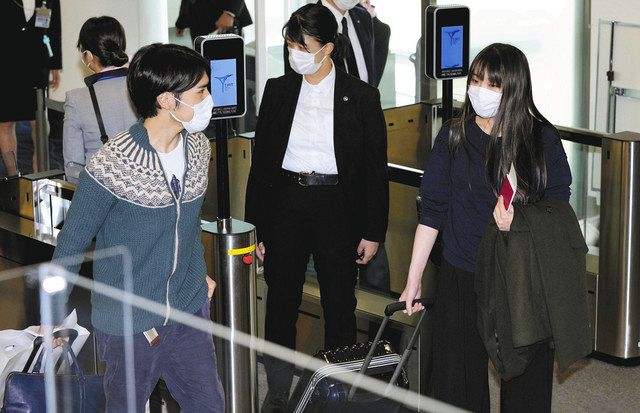 米国に出発する秋篠宮ご夫妻の長女眞子さん（右）と夫の小室圭さん＝１４日午前１０時９分、羽田空港で（共同）