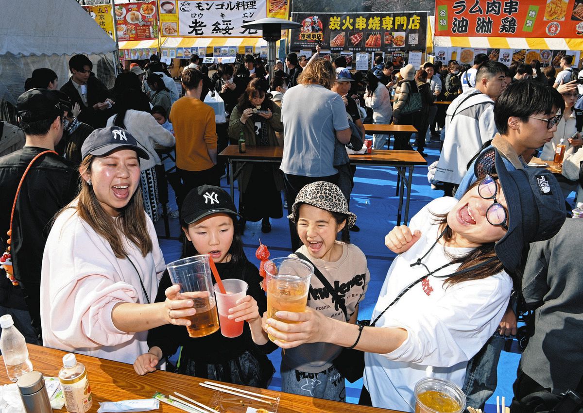 ぽかぽか陽気「昼から飲めて最高」 上野恩賜公園で「ウエノデ．パンダ