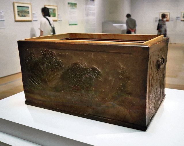 北斎の版木使った火鉢初公開 墨田の美術館で特別展 「桜に鷹