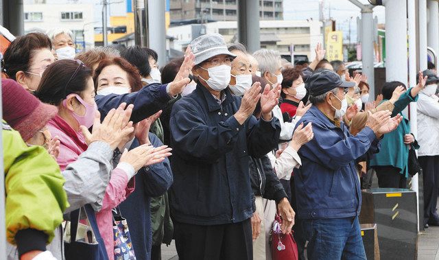 候補者に拍手を送る有権者ら＝ＪＲ熊谷駅前で
