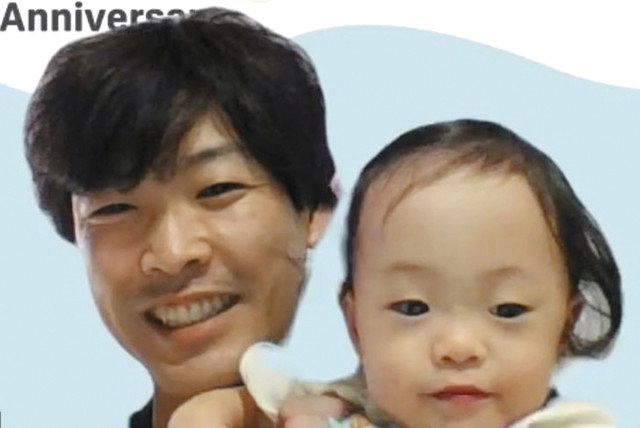 　「日本橋　母乳バンク」１周年記念イベントにオンライン参加した女児（右）と父親＝ピジョン提供