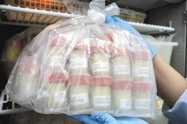 　冷凍庫に保存された出荷前のドナーミルク＝東京都中央区の「日本橋　母乳バンク」で（ピジョン提供）