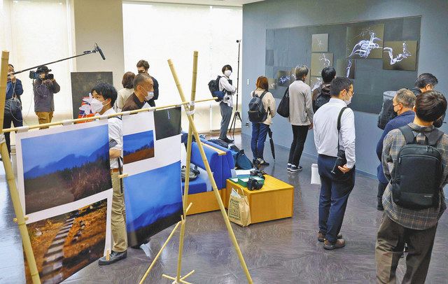 府中市の東京外大で開催される美術展。ウクライナ、ロシア、ベラルーシ、日本の芸術家７人の作品が並ぶ
