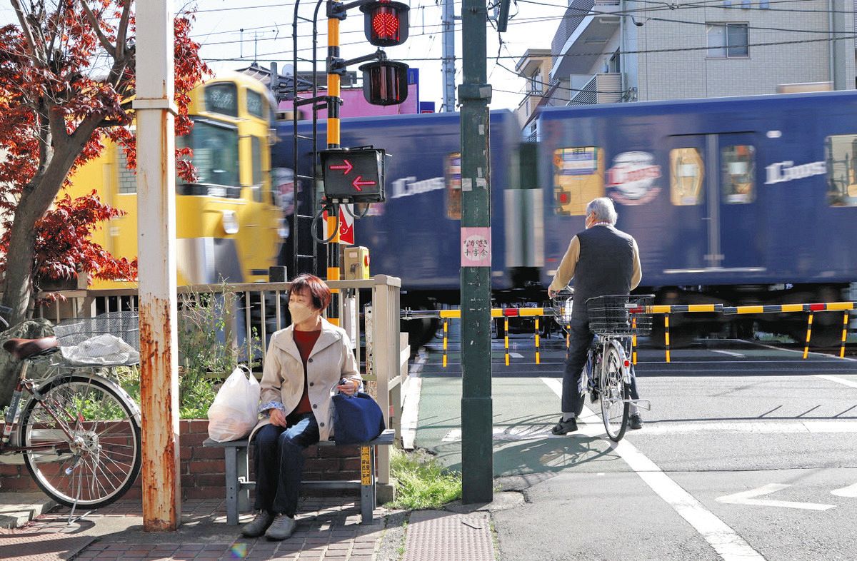 長崎十字会商店街に置かれたベンチに座る買い物客。ベンチには区のステッカーが貼られていた＝東京都豊島区で