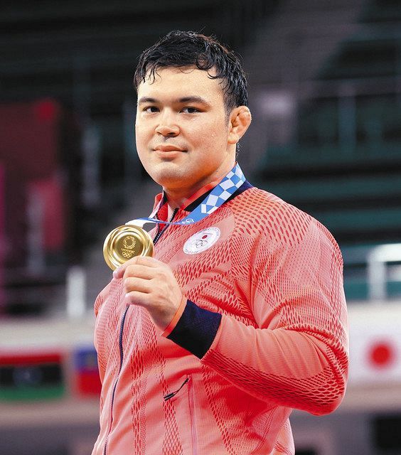 男子１００キロ級で優勝し、金メダルを手にするウルフ・アロン＝２９日、日本武道館で