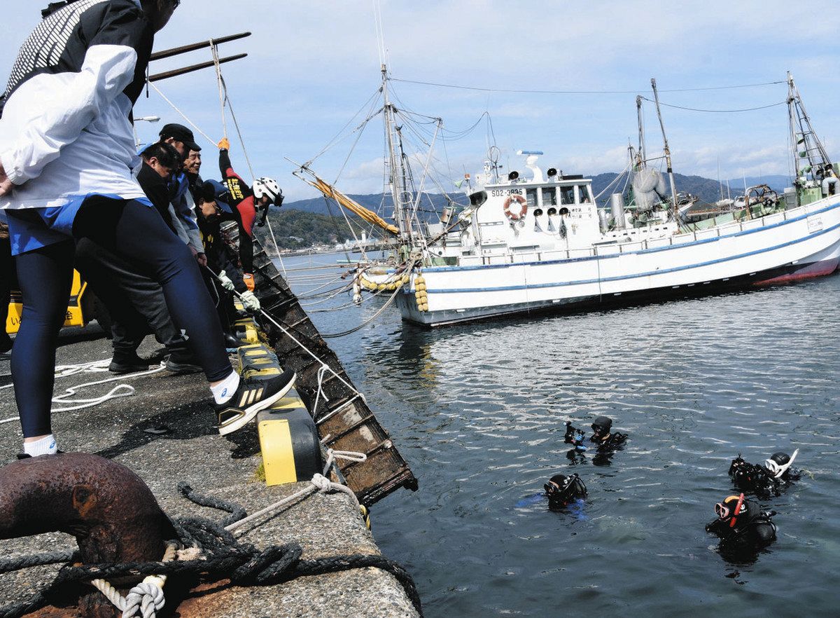 海の中から自転車やタラップまで… ごみ続々と1.5トン プロダイバーが