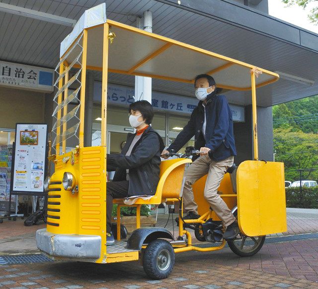 自転車を改造した「団地タクシー」。前が客席で屋根も付いている＝東京都八王子市で