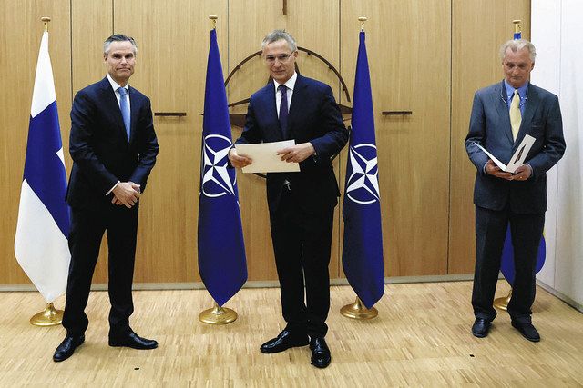 １８日、ベルギー・ブリュッセルで、フィンランド（左）とスウェーデン（右）のＮＡＴＯ大使からＮＡＴＯの加盟申請を受けたストルテンベルグ事務総長＝ＡＰ