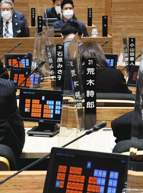 The resolution calling for the removal of the shower installed in the mayor's office was approved by a majority. Mayor Hirotami Murakoshi is in front on the right.