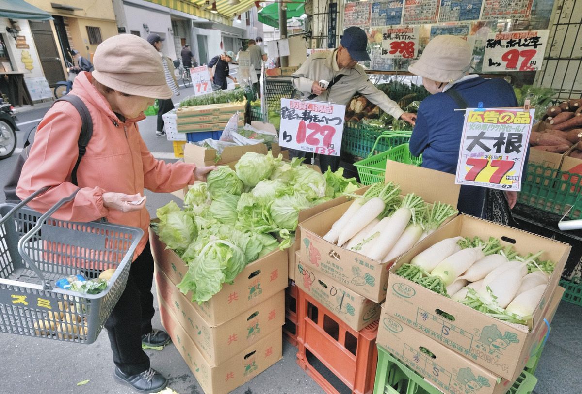 特売日でにぎわう野菜売り場＝東京都墨田区の「スーパーイズミ業平店」で