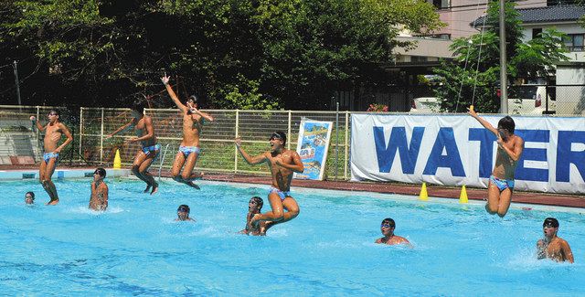 水上で轟く足高男子 男子校最後の ウォーターボーイズ 東京新聞 Tokyo Web