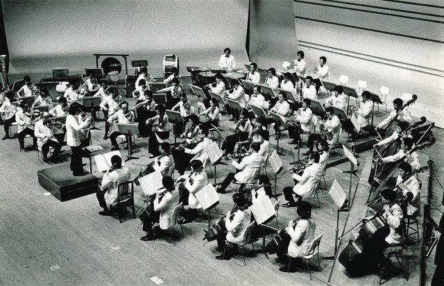 創立当初に東京文化会館で開かれた演奏会の様子。指揮者は小澤征爾さん＝新日本フィルハーモニー交響楽団提供