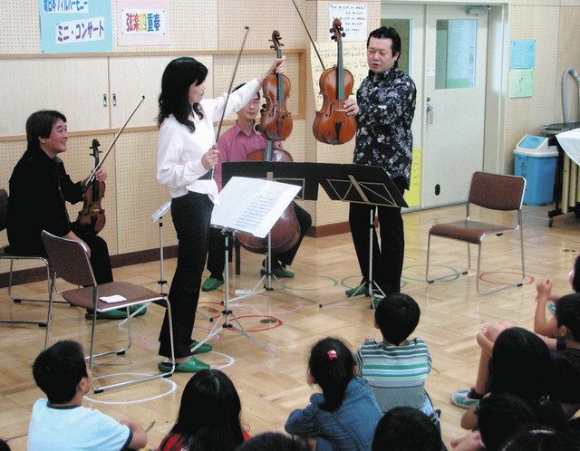 ２００８年、墨田区の小学校で楽団員が行った出前音楽授業＝新日本フィルハーモニー交響楽団提供
