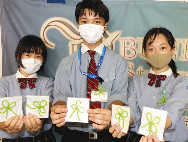 手作りのシトラスリボンを披露する西武学園文理高校の渥美さん（中）ら＝狭山市で
