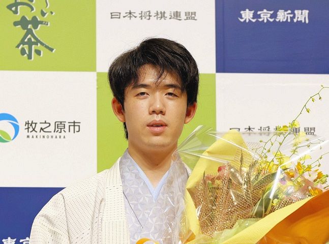 王位戦＞藤井聡太王位が防衛に成功、3連覇 豊島将之九段を4勝1敗で破る