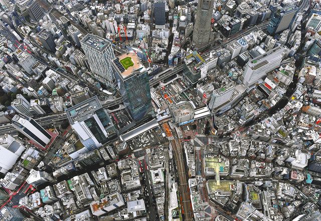 渋谷駅（中央）を挟んで（右上から左下へ）延びる道玄坂と宮益坂＝渋谷区で、本社ヘリ「おおづる」から
