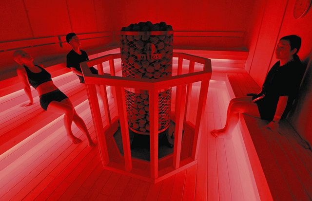 サウナ室「Ｆｉｒｅ　Ｒｅｄ」は赤い照明で温度は９０度、ほうじ茶の香りが漂う＝いずれも東京・六本木で
