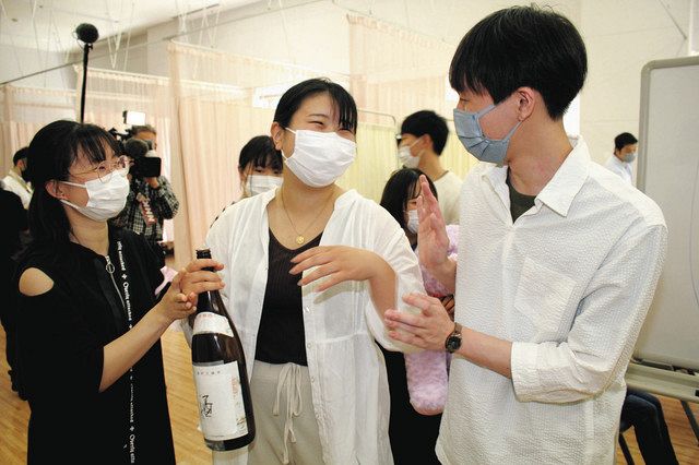 酒に酔って指示に従わない被災者役の学生（中）をなだめ、待機場所へ誘導する学生ら