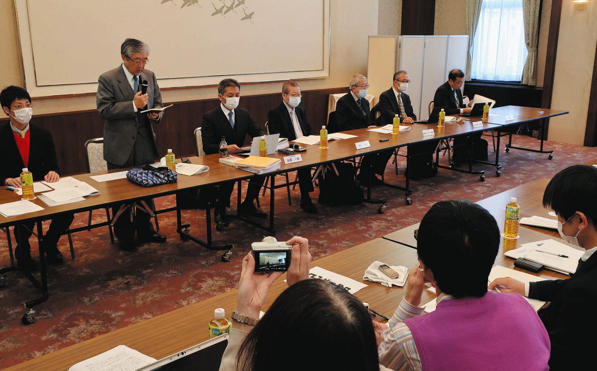 第4回口頭弁論後に記者会見する原告団＝2023年12月7日、東京都千代田区で