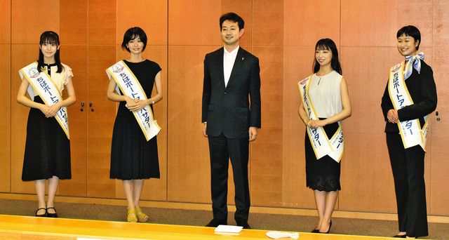熊谷知事（中央）に抱負を語ったちばポートアンバサダーの４人＝県庁で
