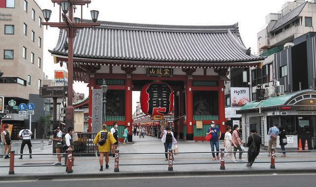 都知事選が告示された１８日、仲見世通りの入り口にある浅草寺の雷門前。外国人観光客の姿が消え、商店街の各店舗は経営悪化に直面している 
