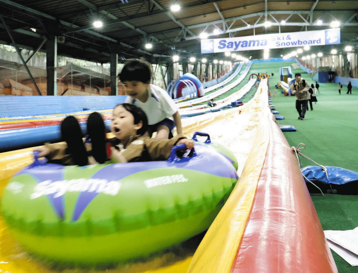 夏の狭山スキー場で水遊びイベント開催
